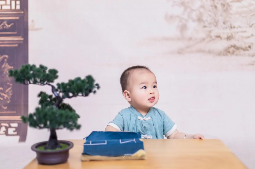 谷城怀孕肚子中间凹两边凸